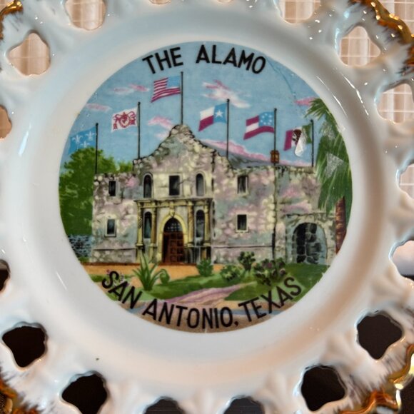 Charming vintage souvenir plate bundle featuring two iconic American destination - Picture 4 of 9